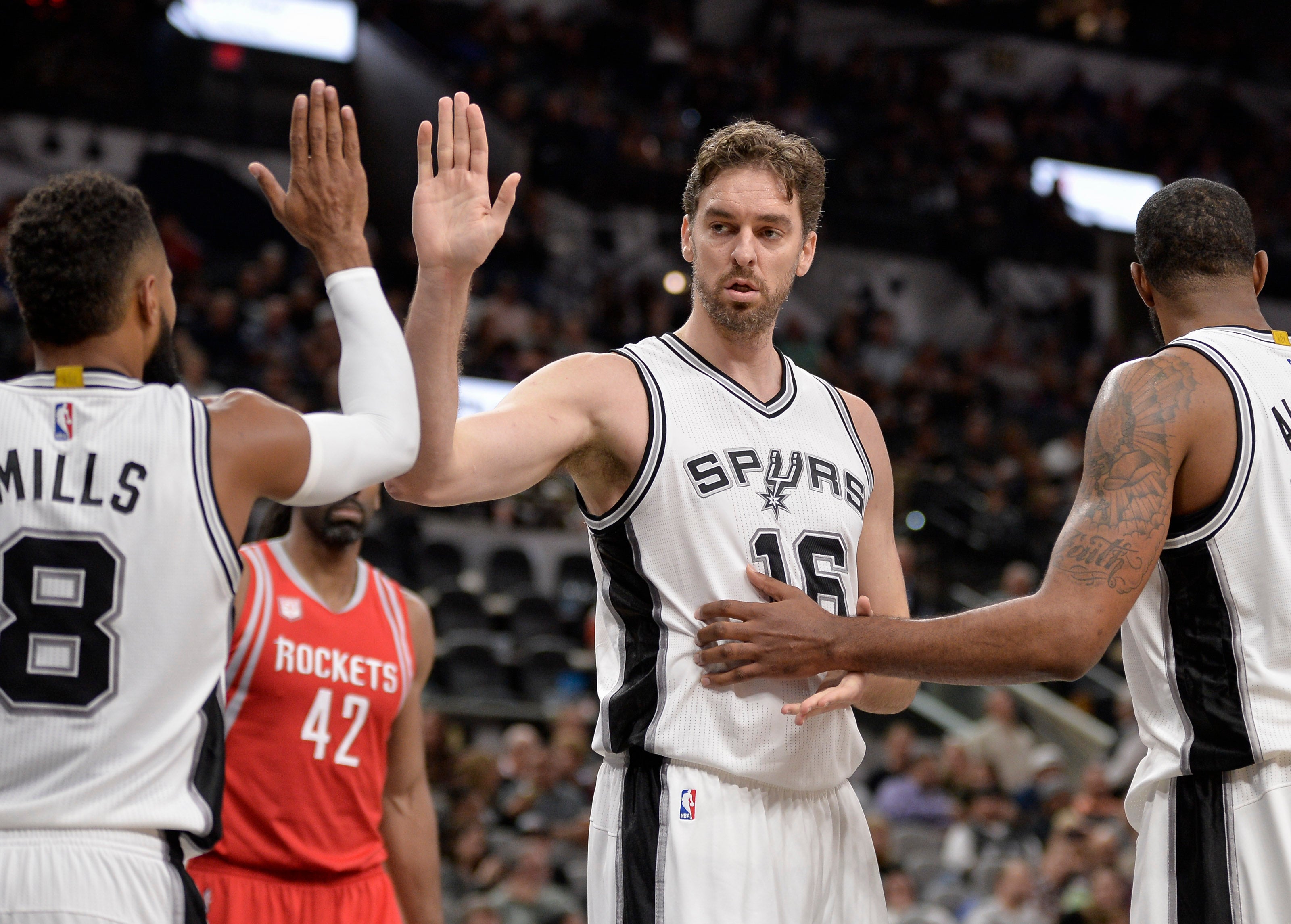 Pau Gasol sufre una fractura en el cuarto metacarpiano de la mano izquierda durante el calentamiento Pau Gasol sufre una fractura en el cuarto metacarpiano de la mano izquierda durante el calentamiento