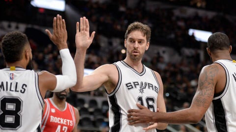 Pau Gasol celebra una canasta junto a sus compa&ntilde;eros