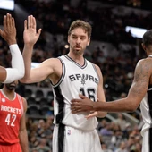 Pau Gasol celebra una canasta junto a sus compañeros Pau Gasol celebra una canasta junto a sus compañeros