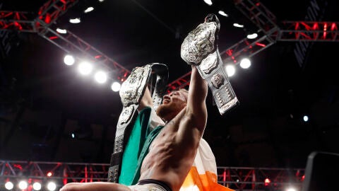 Conor McGregor, con sus dos t&iacute;tulos