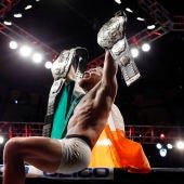Conor McGregor, con sus dos títulos