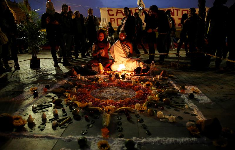 Decenas de colombianos celebran el nuevo acuerdo paz bailando bajo la lluvia en Bogotá Decenas de colombianos celebran el nuevo acuerdo paz bailando bajo la lluvia en Bogotá