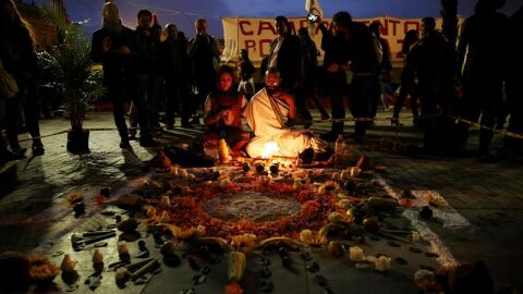 Un grupo de personas se re&uacute;ne para celebrar el nuevo acuerdo de paz entre el Gobierno de Colombia y las FARC