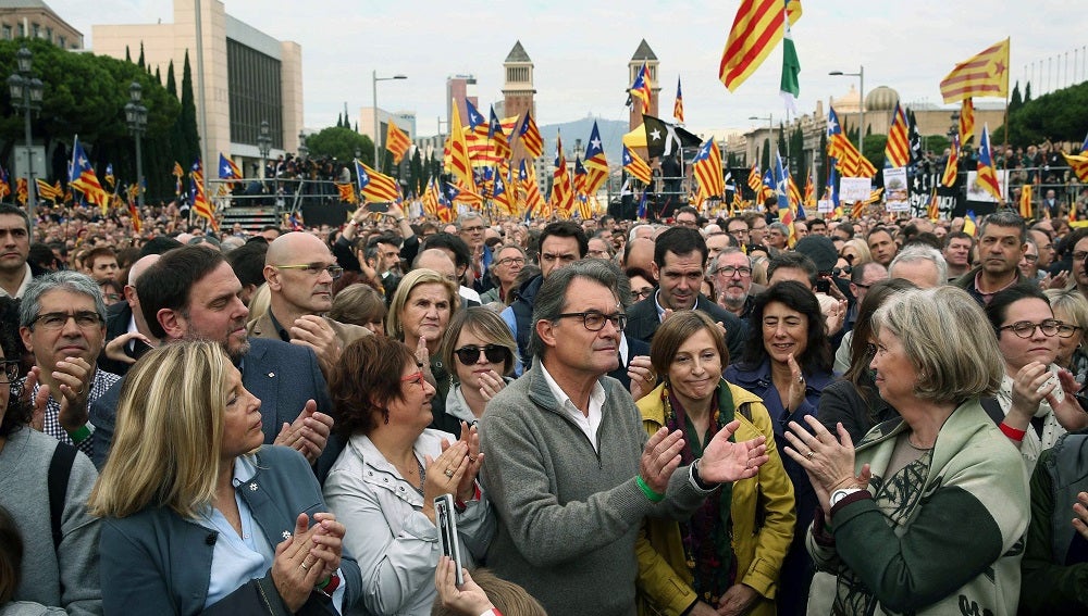 Momento de la concentración en Barcelona convocada por las entidades soberanistas en apoyo de los cargos electos investigados