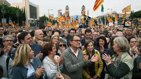 Momento de la concentraci&oacute;n en Barcelona convocada por las entidades soberanistas en apoyo de los cargos electos investigados