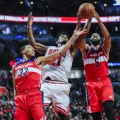 Jimmy Butler pelea por un rebote con Markieff Morris y Otto Porter Jimmy Butler pelea por un rebote con Markieff Morris y Otto Porter