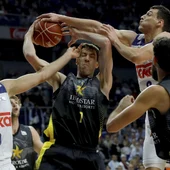 Fran Vázquez intenta atrapar un rebote ante Felipe Reyes y Maciulis Fran Vázquez intenta atrapar un rebote ante Felipe Reyes y Maciulis