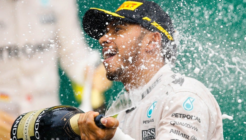 Lewis Hamiton, celebra su triunfo en Brasil. Lewis Hamiton, celebra su triunfo en Brasil.