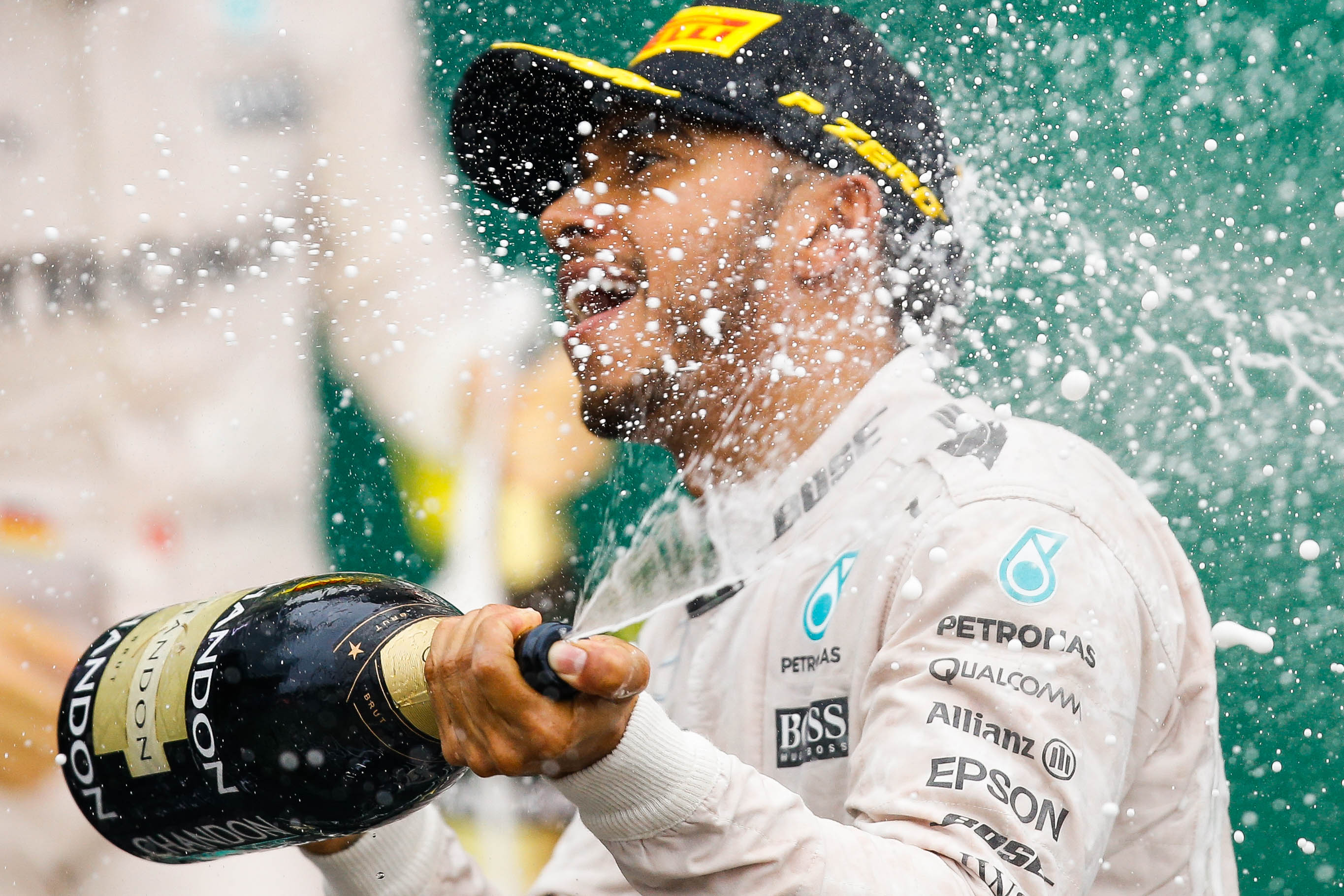 Hamilton logra la victoria en Brasi y disputará el título a Rosberg en Abu Dabi Hamilton logra la victoria en Brasi y disputará el título a Rosberg en Abu Dabi