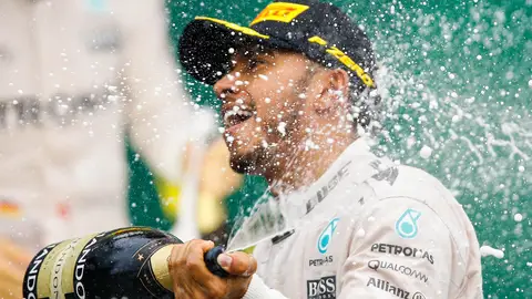 Lewis Hamiton, celebra su triunfo en Brasil. Lewis Hamiton, celebra su triunfo en Brasil.