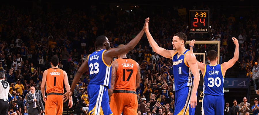 Thompson, Green y Curry celebran una canasta ante los Suns Thompson, Green y Curry celebran una canasta ante los Suns