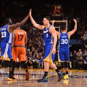 Thompson, Green y Curry celebran una canasta ante los Suns