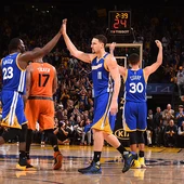 Thompson, Green y Curry celebran una canasta ante los Suns Thompson, Green y Curry celebran una canasta ante los Suns