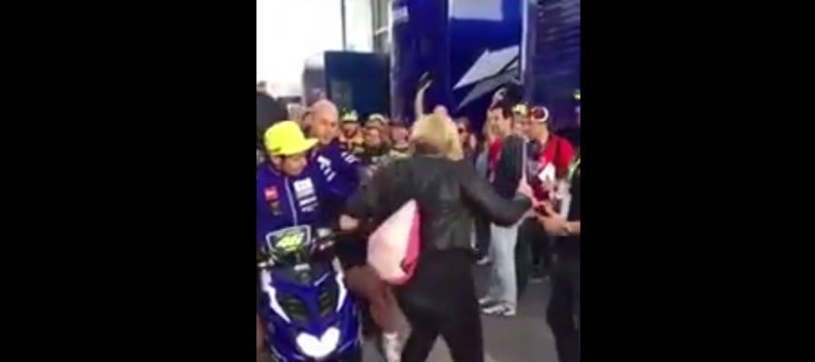 La patada de Rossi en el paddock de Cheste La patada de Rossi en el paddock de Cheste