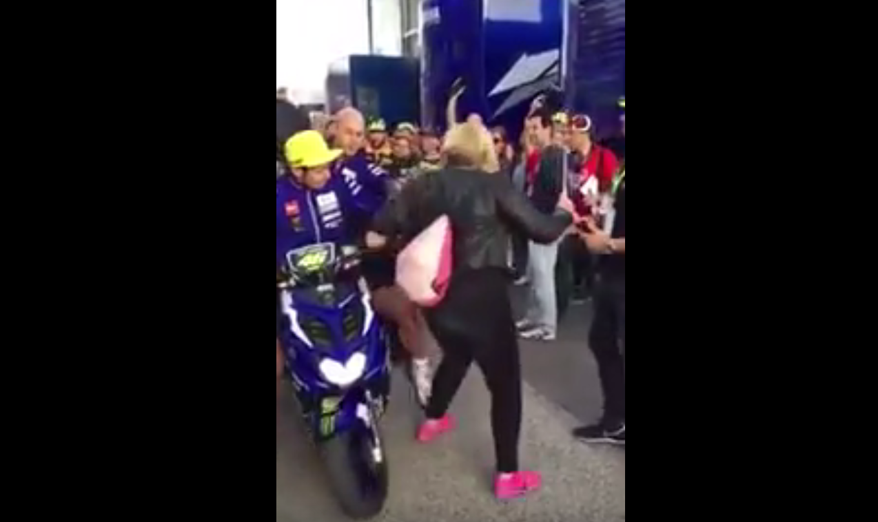 Valentino Rossi le da una patada a una señora en el paddock de Cheste Valentino Rossi le da una patada a una señora en el paddock de Cheste
