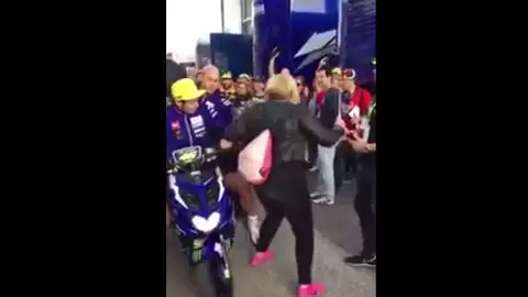La patada de Rossi en el paddock de Cheste La patada de Rossi en el paddock de Cheste