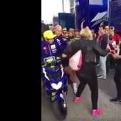La patada de Rossi en el paddock de Cheste La patada de Rossi en el paddock de Cheste