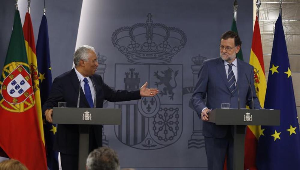 Mariano Rajoy saluda al primer ministro portugués, Antonio Costa