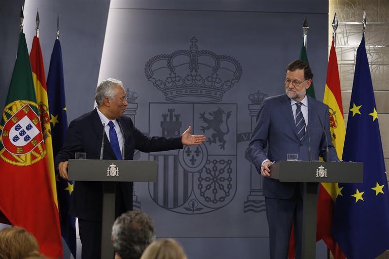 Rajoy defiende que no tiene 'plan B' y su único objetivo pasa por aprobar los Presupuestos para 2017 Rajoy defiende que no tiene 'plan B' y su único objetivo pasa por aprobar los Presupuestos para 2017