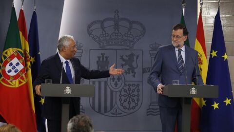 Mariano Rajoy saluda al primer ministro portugu&eacute;s, Antonio Costa