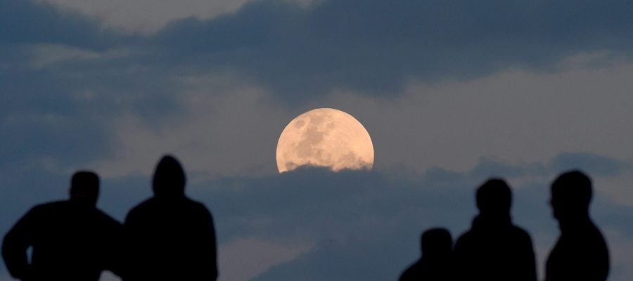Varias personas observando la superluna Varias personas observando la superluna