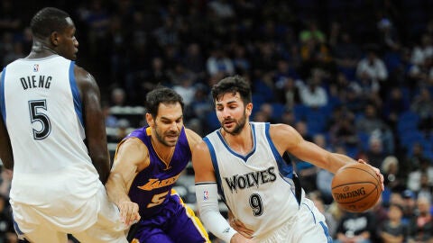 Ricky Rubio, en acci&oacute;n ante Jos&eacute; Manuel Calder&oacute;n
