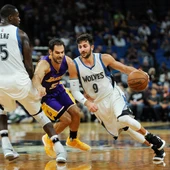Ricky Rubio, en acción ante José Manuel Calderón Ricky Rubio, en acción ante José Manuel Calderón