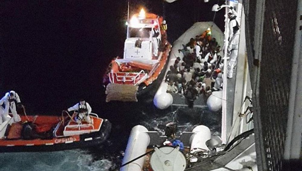 Fotografía facilitada por la Guardia Costera italiana en la que se ve el momento del rescate de los inmigrantes