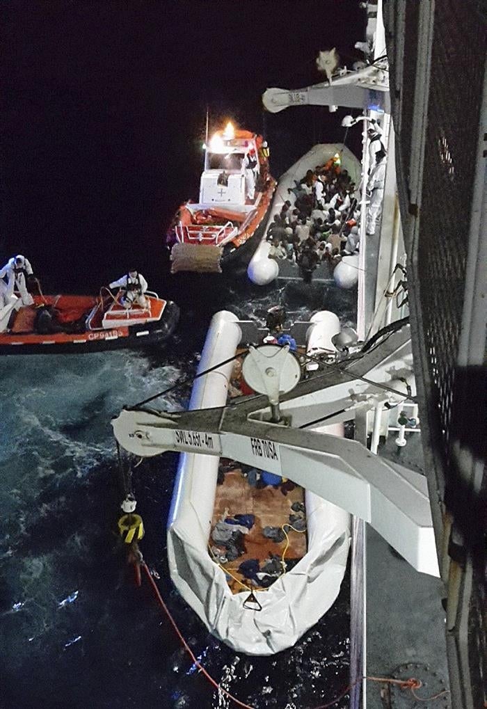 Salvados 550 inmigrantes y recuperados cinco cadáveres en el Mediterráneo Salvados 550 inmigrantes y recuperados cinco cadáveres en el Mediterráneo