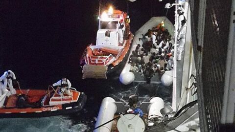Fotograf&iacute;a facilitada por la Guardia Costera italiana en la que se ve el momento del rescate de los inmigrantes