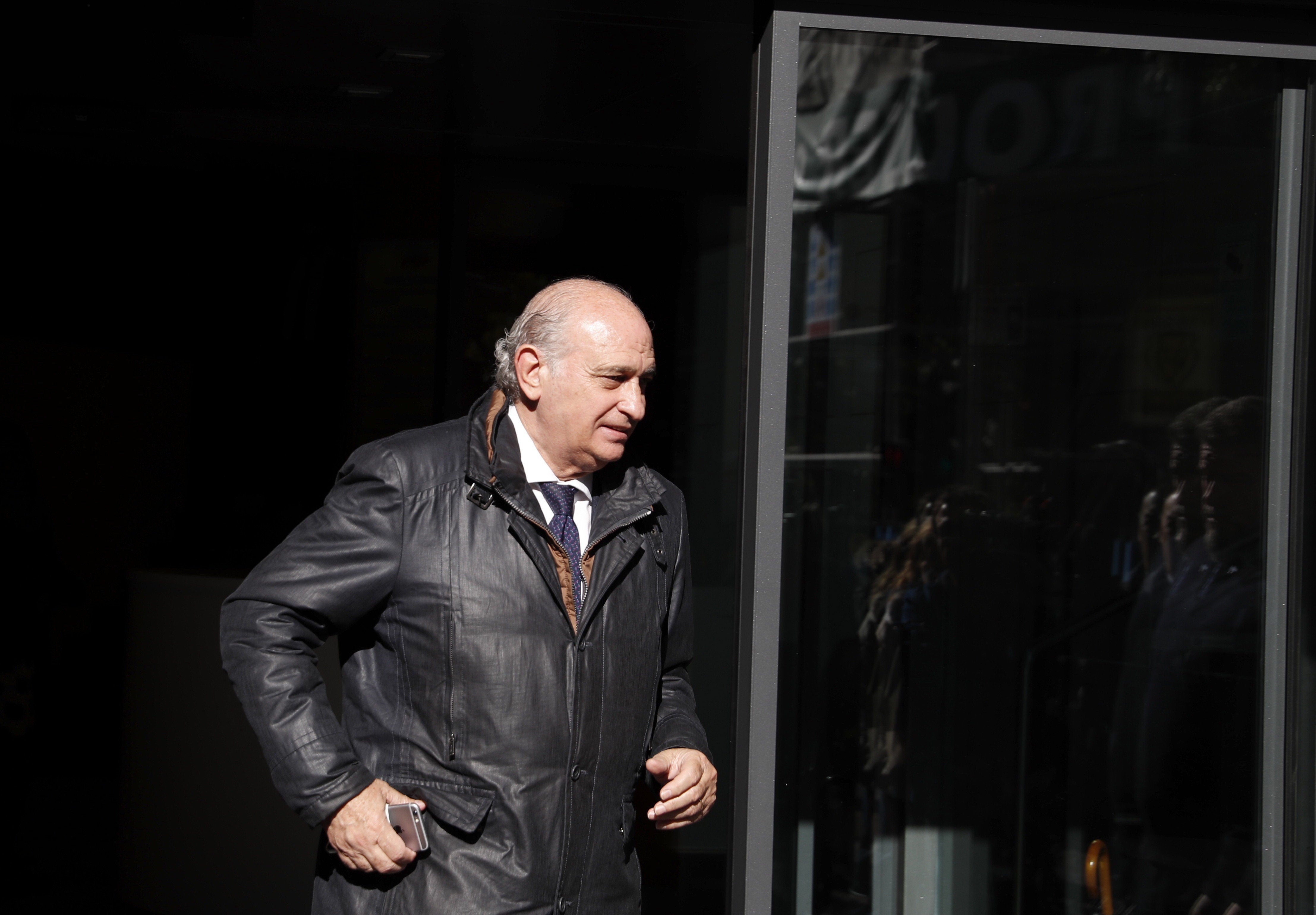 El juez procesa al exministro Fernández Díaz y su cúpula policial por la operación 'Kitchen' y deja fuera a Cospedal y su marido El juez procesa al exministro Fernández Díaz y su cúpula policial por la operación 'Kitchen' y deja fuera a Cospedal y su marido