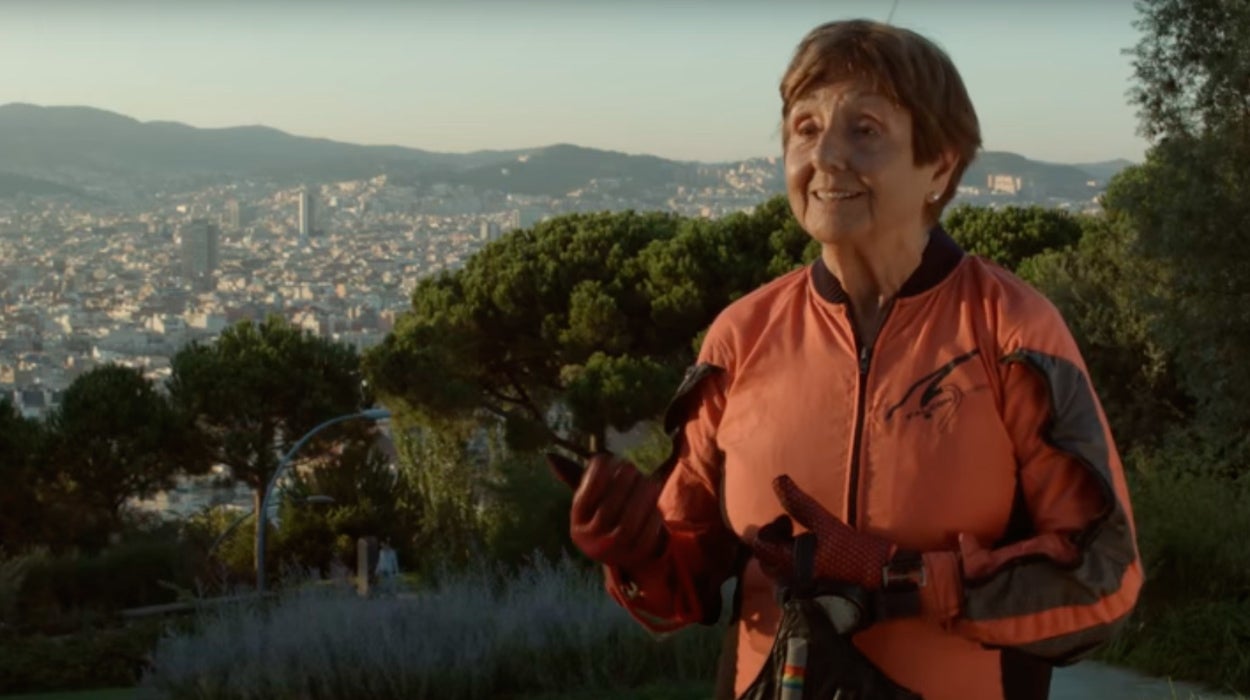 Montse Mechó, la mujer de 83 años que encontró en el paracaidismo una forma de superar los contratiempos Montse Mechó, la mujer de 83 años que encontró en el paracaidismo una forma de superar los contratiempos