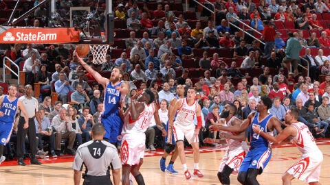 Sergio Rodr&iacute;guez trata de anotar ante los Rockets