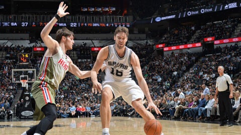 Pau Gasol, en acci&oacute;n ante los Spurs