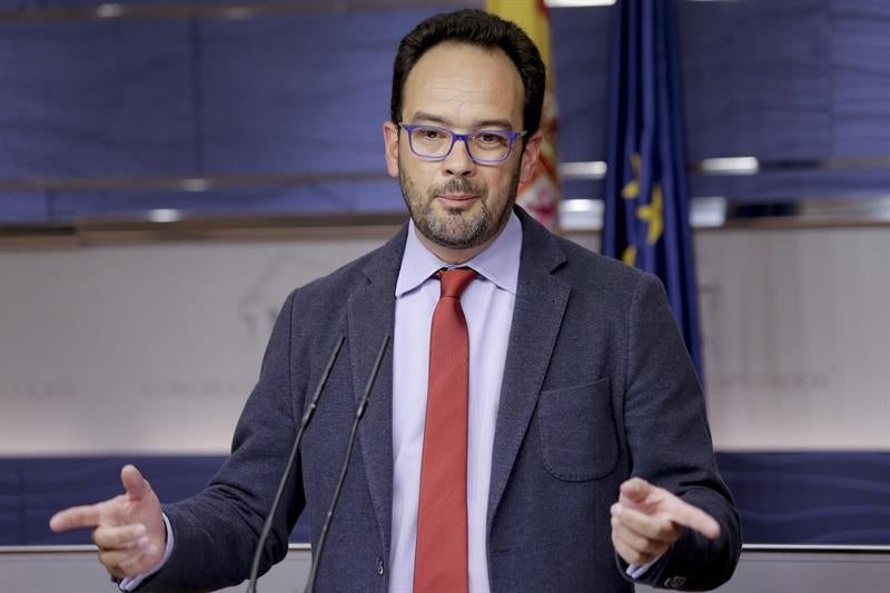El PSOE exige subir un 8% el salario mínimo como requisito para apoyar el objetivo de déficit El PSOE exige subir un 8% el salario mínimo como requisito para apoyar el objetivo de déficit