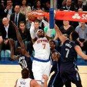 Carmelo Anthony trata de anotar ante la defensa de los Knicks
