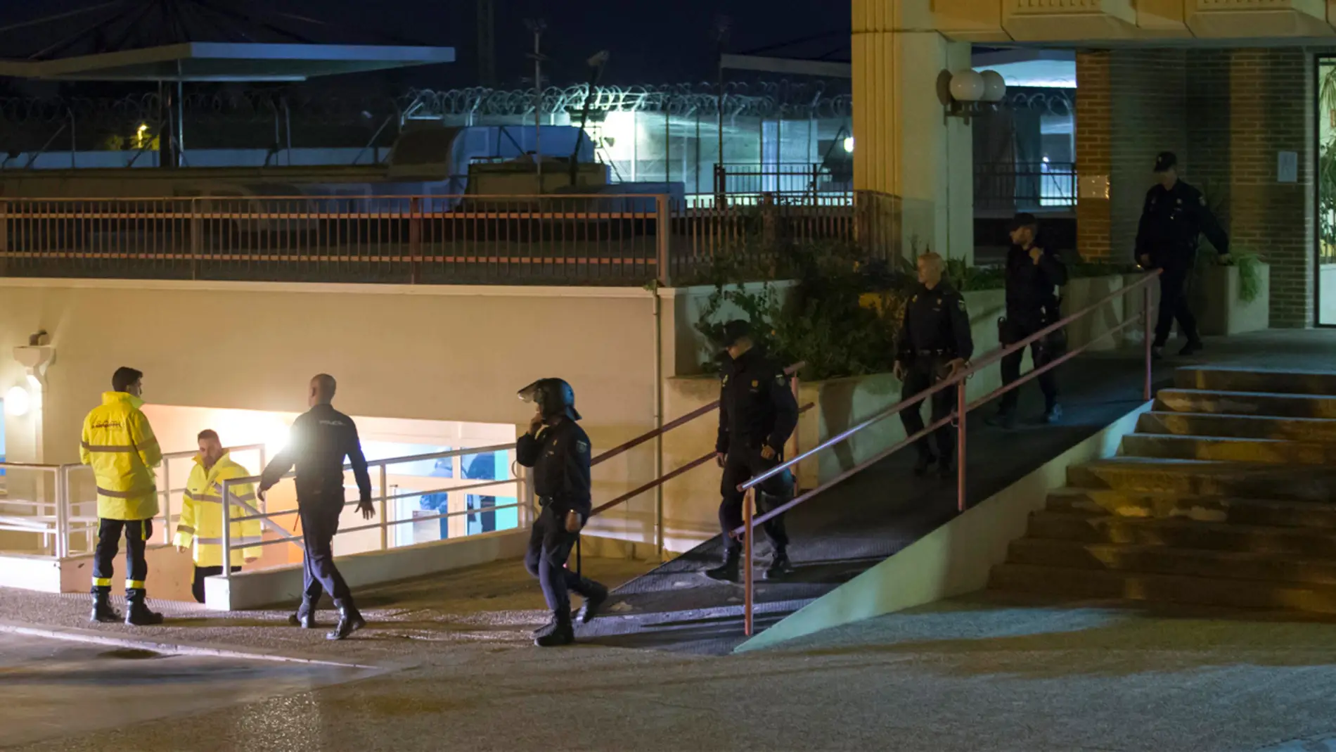Policías en el CIE de Murcia tras el motín