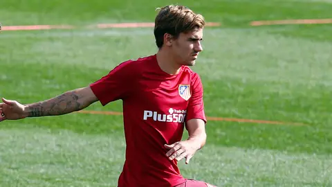 Griezmann se entrena sobre el césped y evoluciona bien para llegar al derbi Griezmann se entrena sobre el césped y evoluciona bien para llegar al derbi