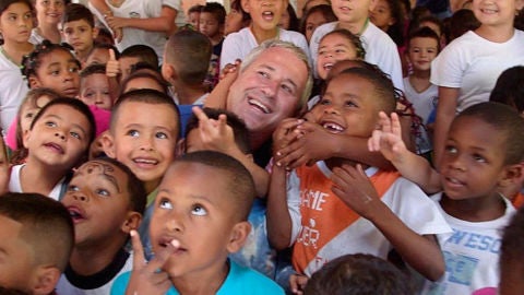 El t&iacute;o Mago, el hombre que lo dej&oacute; todo para ayudar a m&aacute;s de 10.000 ni&ntilde;os