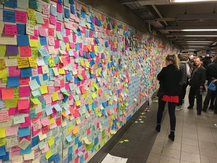 Miles de pósits con mensajes de rechazo contra Donald Trump cuelgan de las paredes de una estación de Metro de Nueva York Miles de pósits con mensajes de rechazo contra Donald Trump cuelgan de las paredes de una estación de Metro de Nueva York