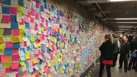 Nueva York inunda el metro de post-it en protesta a Trump