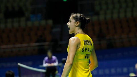 Carolina Mar&iacute;n celebra un punto durante su debut en el Abierto de China