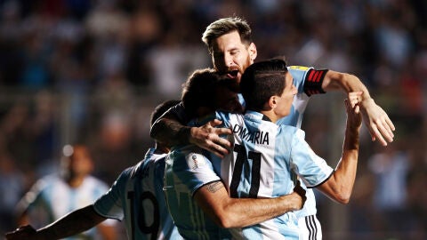 Messi celebra con sus compa&ntilde;eros uno de los goles ante Colombia