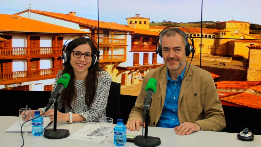 Isabel Ponce y Pedro Fern&aacute;ndez Mart&iacute;nez, del Tel&eacute;fono de la Esperanza, durante una entrevista en M&aacute;s de uno