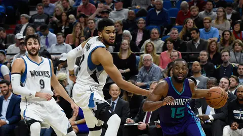 Ricky Rubio observa una jugada de Kemba Walker Ricky Rubio observa una jugada de Kemba Walker