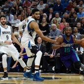 Ricky Rubio observa una jugada de Kemba Walker