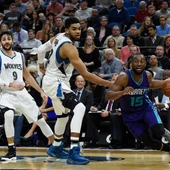 Ricky Rubio observa una jugada de Kemba Walker Ricky Rubio observa una jugada de Kemba Walker