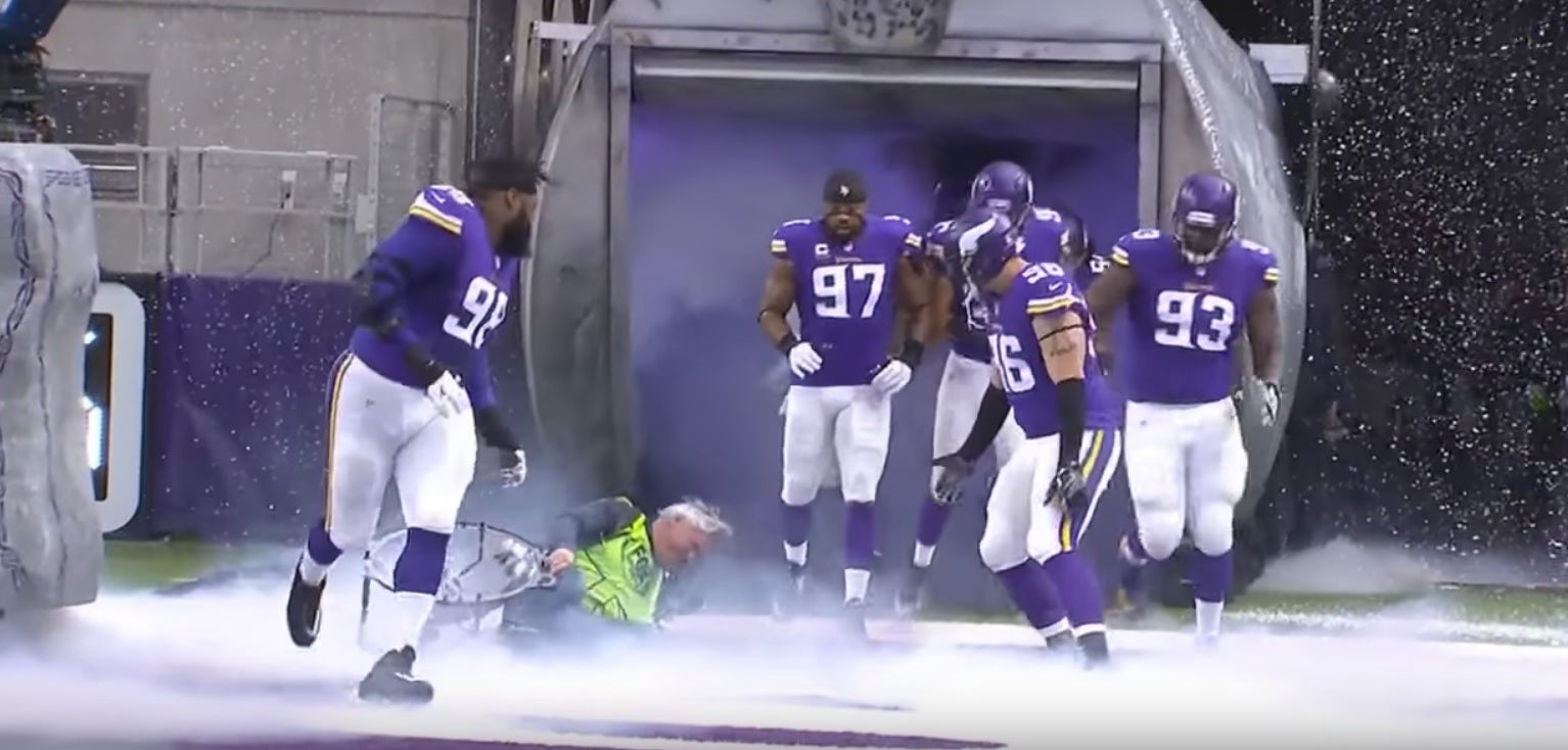 Un técnico de sonido se lleva un tremendo placaje en la salida de los jugadores al campo Un técnico de sonido se lleva un tremendo placaje en la salida de los jugadores al campo