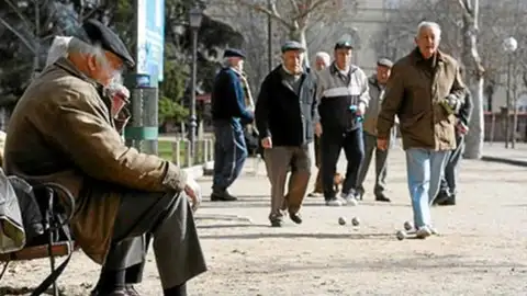 Un grupo de mayores en un parque Un grupo de mayores en un parque