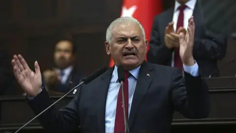 El primer ministro de Turquía, Binali Yildirim, habla en el Parlamento en Ankara, Turquía El primer ministro de Turquía, Binali Yildirim, habla en el Parlamento en Ankara, Turquía